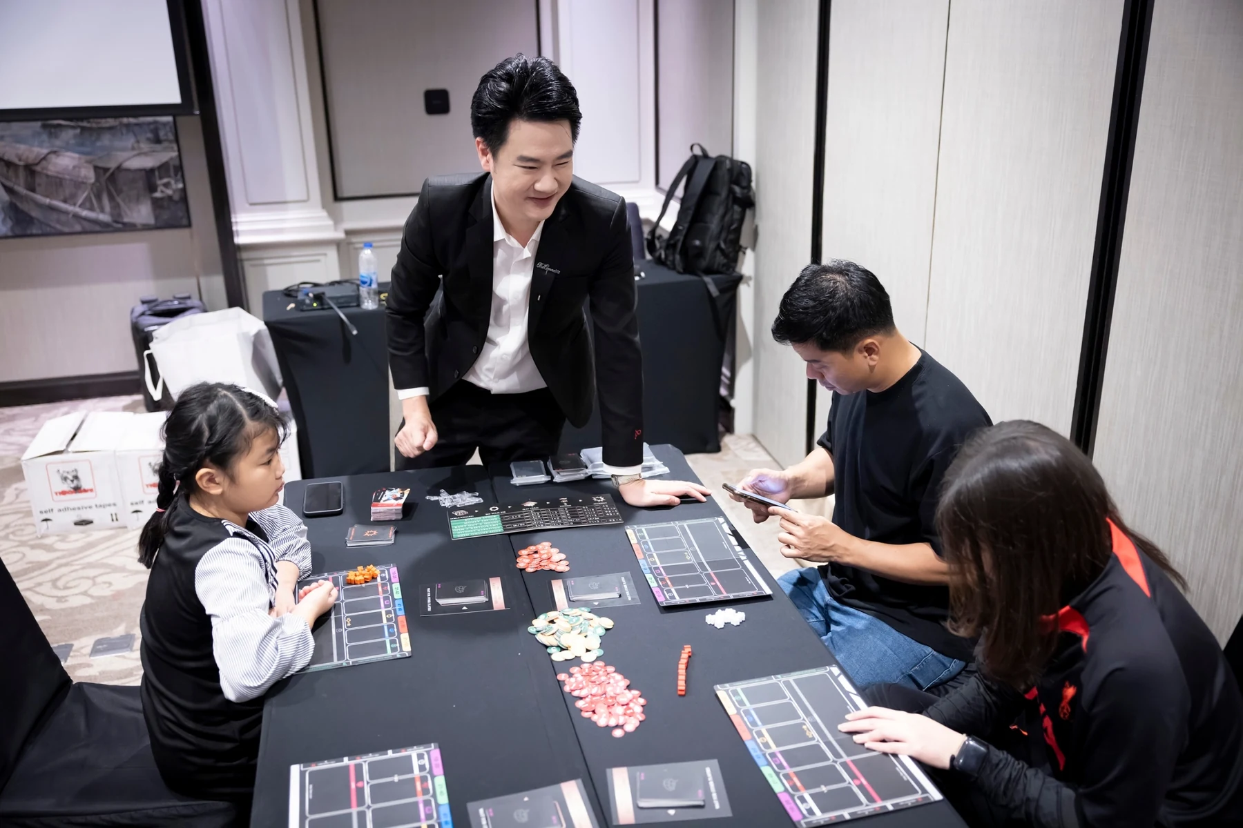 ทีมจัดกิจกรรมการเรียนรู้ผ่านบอร์ดเกม